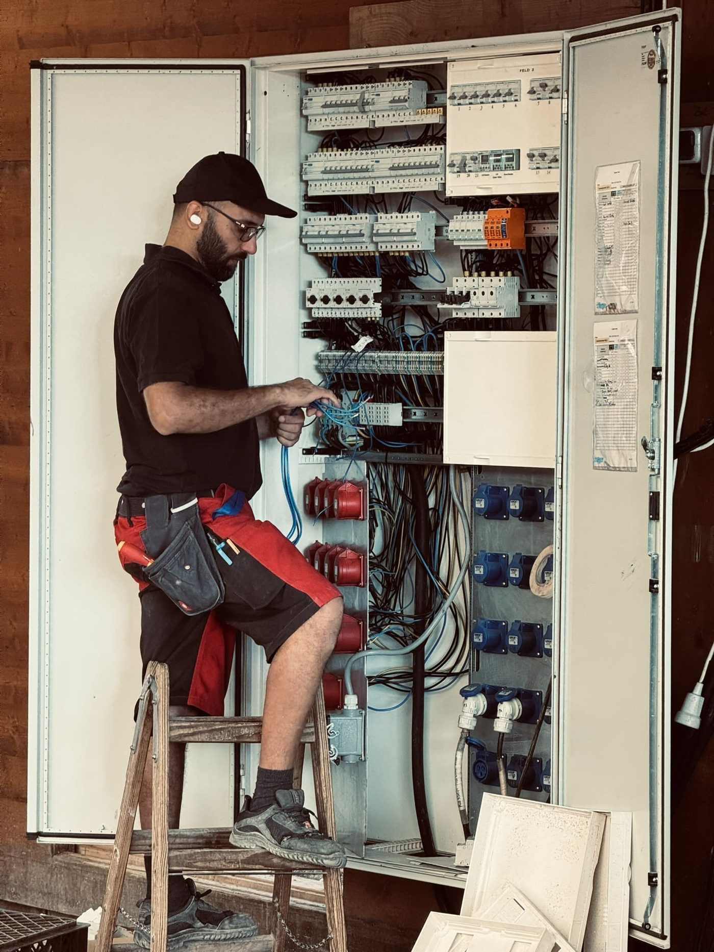 Elektriker von Elektro Wechselberger bei Kundendienst und Reparatur