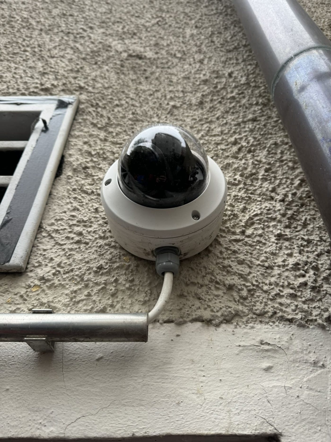 Videoüberwachungskamera an einer Gebäudefassade installiert